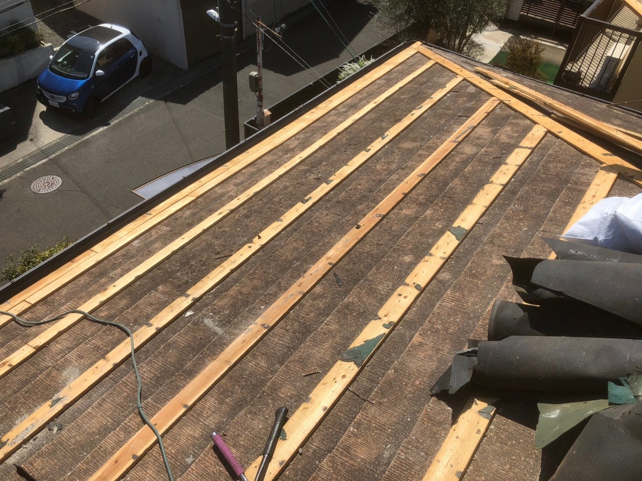 生駒市の葺き替え工事、大屋根既存防水紙撤去